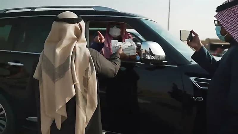 شاهد.. رد فعل مثير من أمير الحدود الشمالية تجاه مواطن قدم له " البقل "