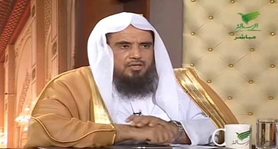 بالفيديو.. " الخثلان " يوضح حكم لبس الرجال الملابس القصيرة عند النساء