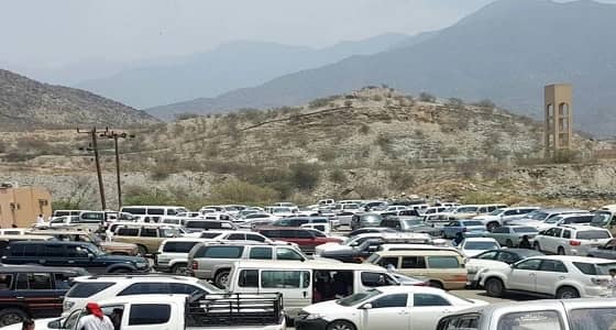 فوضى مرورية أمام مدارس رجال ألمع بسبب غياب النقل المدرسي