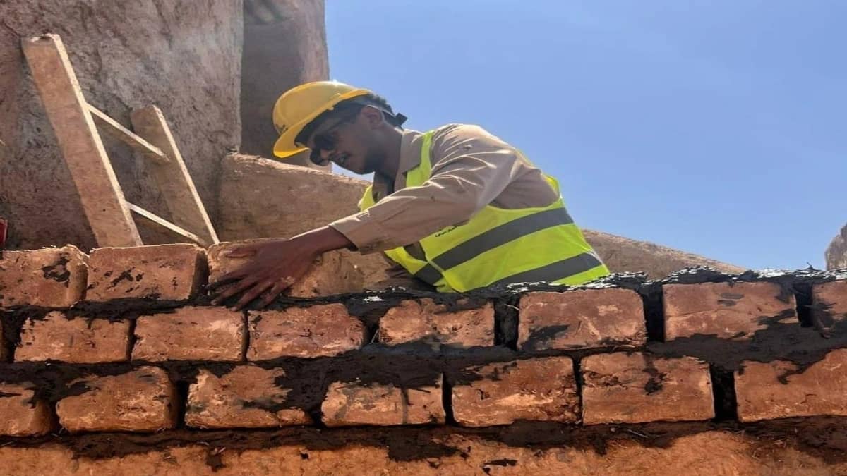 تمكين 30 طالبًا وطالبة من التدريب على البناء بالطين وصناعة الأخشاب