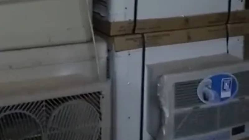 شاهد.. عمالة تمتهن إعادة طرح أجهزة التكييف المستعملة في الرياض