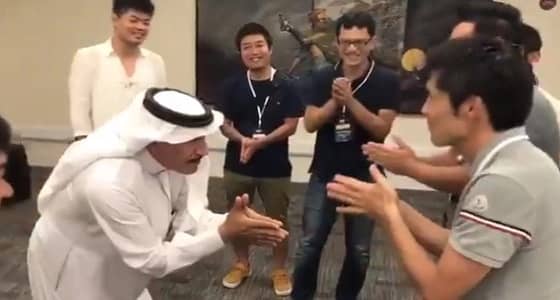 بالفيديو.. حركات طريفة من ملك الفلاشات مع الصحفيين اليابانيين قبل المباراة