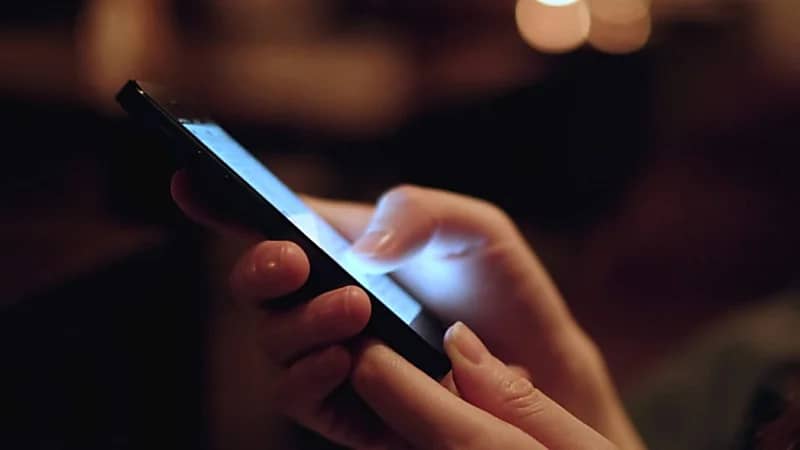 الصحة العالمية: الإفراط في استخدام الجوال ووسائل التواصل يُفاقم الوحدة