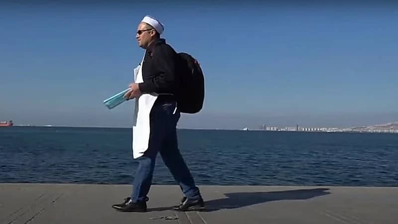 شاهد.. دبلوماسي تركي يلجأ لبيع السميط بعد فصله تعسفيًا من عمله