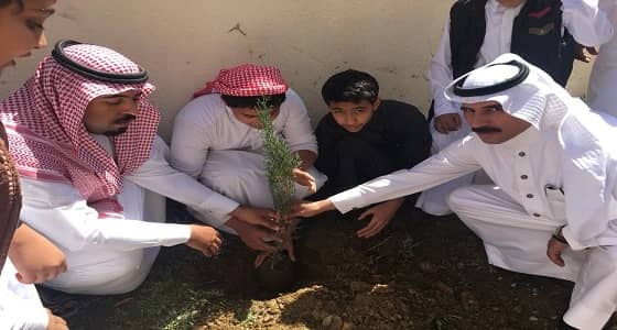 بالصور.. طلاب مدرسة العفوص يشاركون في مبادرة " ازرع ولا تقطع "