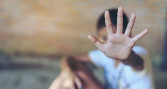 التحقيق مع أب ضرب ابناءه بالسوط وقيدهم بالأغلال وعذب أمهم في مكة