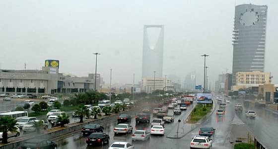 أمطار رعدية مصحوبة بزخات برد تحد من الرؤية الأفقية بالرياض