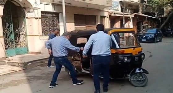 تسلم نقيب الممثلين لجثمان هيثم أحمد زكي بـ«توك توك» يضعه في الصدارة (فيديو)