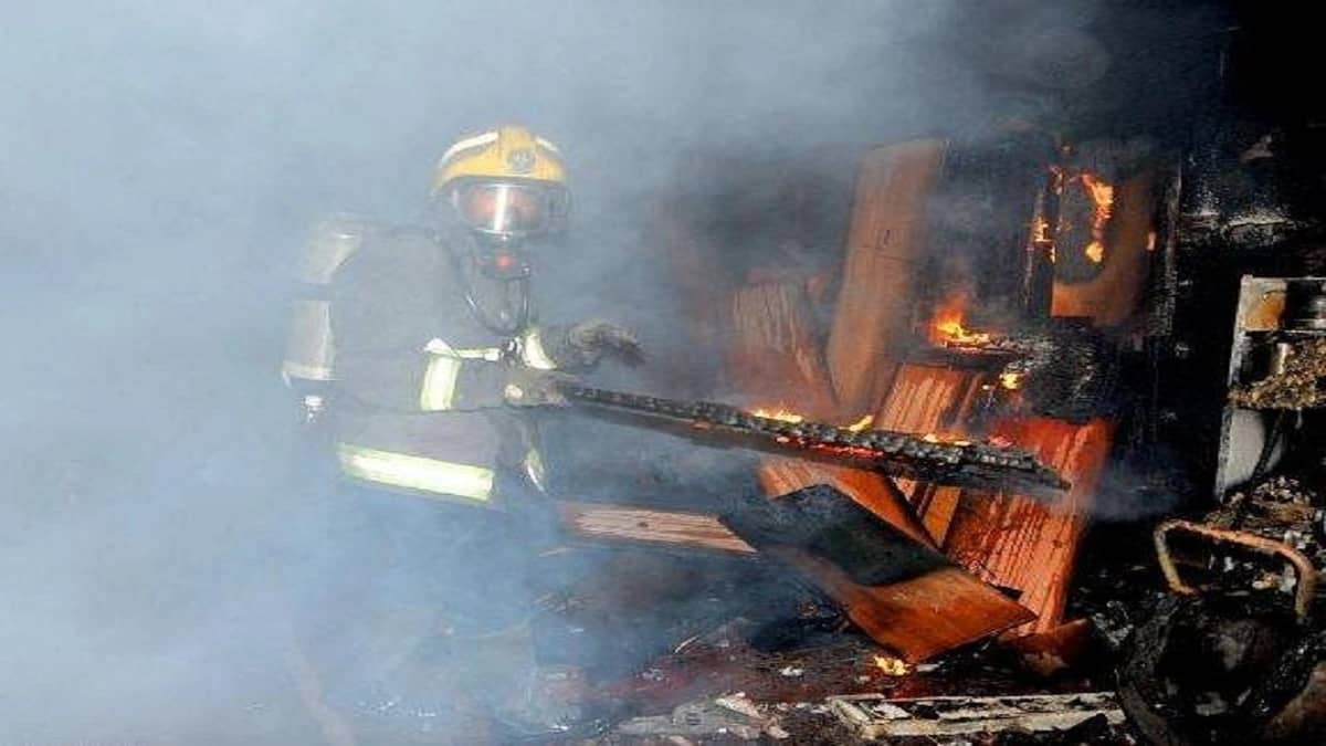 اندلاع حريق في محل قطع غيار وعدد من الورش بجدة