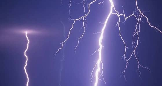 بالفيديو.. الرعد والبرق يضربان خميس مشيط