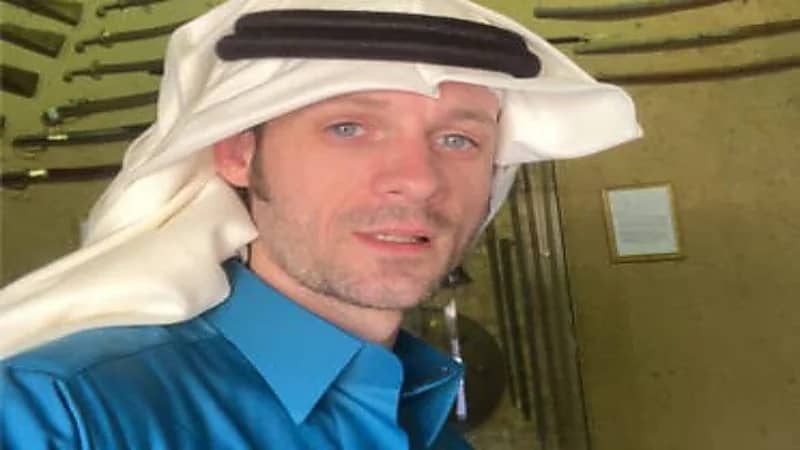 معلم فرنسي يخطف الأنظار بارتدائه العباءة والشماغ