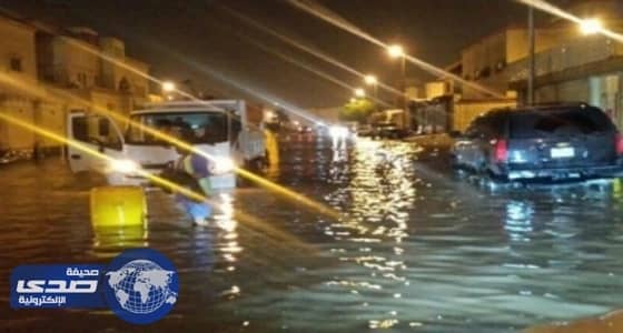غلق بعض الطرق واستنفار المرور والدفاع المدني بعد هطول الأمطار بالقصيم