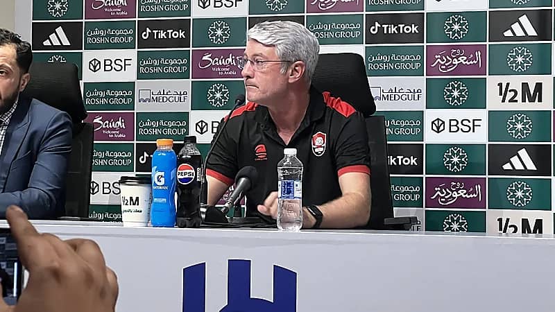 مدرب الرائد ينفعل على مراسل: هل أنت صحفي أم محب لنادي الهلال .. فيديو