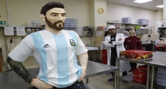 روسيا تصنع تمثالا من الشكولاتة بحجم " ميسي " احتفالا بعيد ميلاده