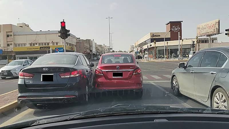 متهور يراوغ بين السيارات في الأحساء..والمرور يتفاعل