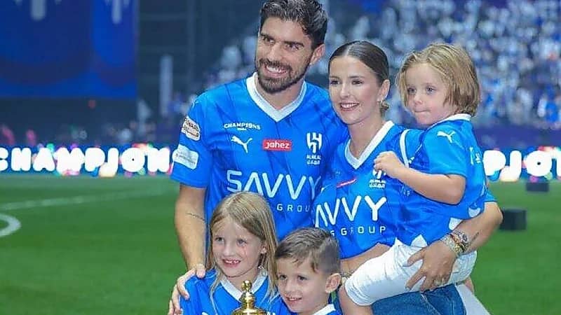 زوجة روبن نيفيز تدافع عنه بعد تأخره عن معسكر الهلال .. صورة