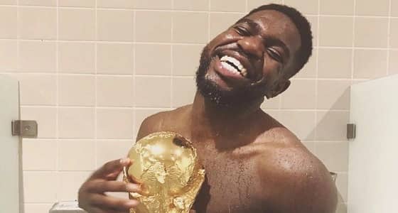 بالصور.. لاعب المنتخب الفرنسي يستحم مع كأس العالم