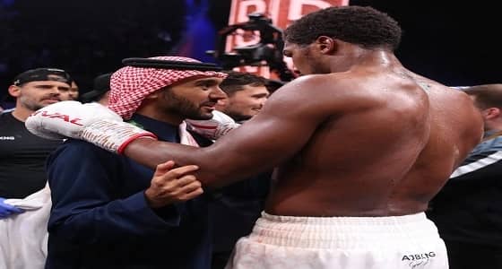 بالصور.. الأمير عبدالعزيز بن تركي يتوج جوشوا بطلا للعالم في نزال الدرعية