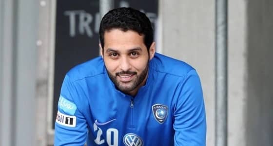 ياسر القحطاني يستجيب لطلب مُغرّد بـ «تيشيرت الاعتزال»