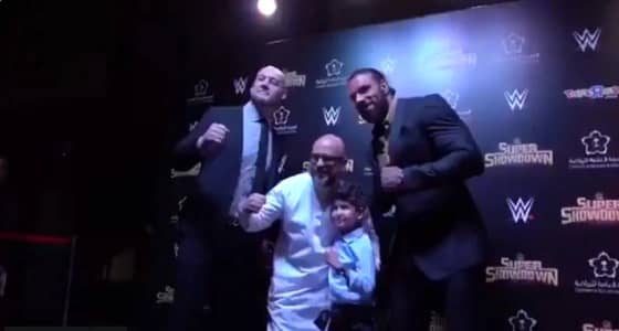 بالفيديو.. جماهير المملكة تلتقط صورا تذكارية مع نجوم WWE
