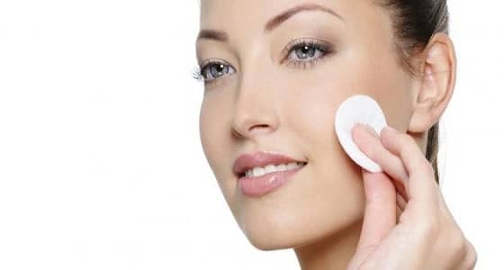 زيت اللوز لا غنى عنه لمقاومة التجاعيد وإزالة المكياج