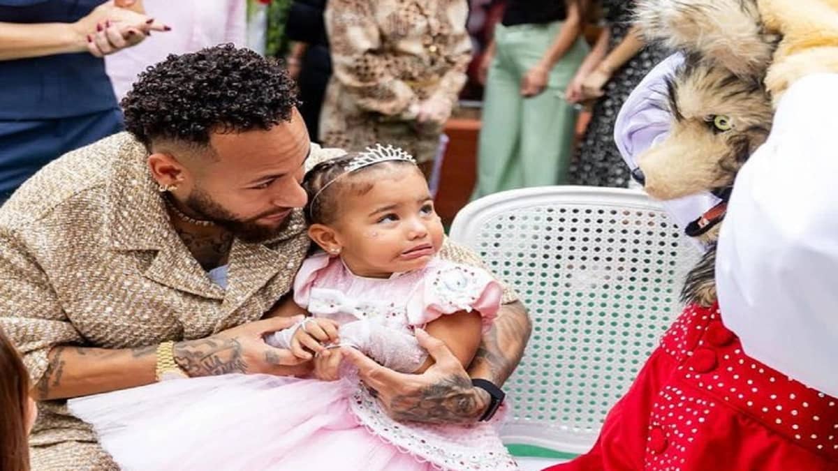 لقطة طريفة لهروب ابنة نيمار من دمية ذئب .. فيديو