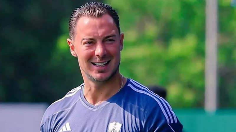 غموض يحيط بمستقبل يايسله مع الأهلي