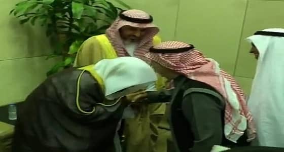 بالفيديو.. لحظة تقبيل " السديس " ليد خطاط المصحف الشريف