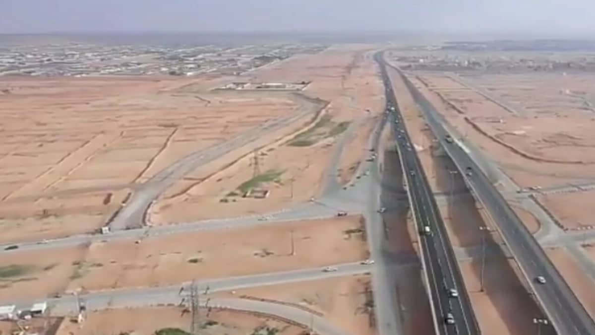 بالفيديو.. «النقل» حريصة على مسح الطرق بشكل مستمر 