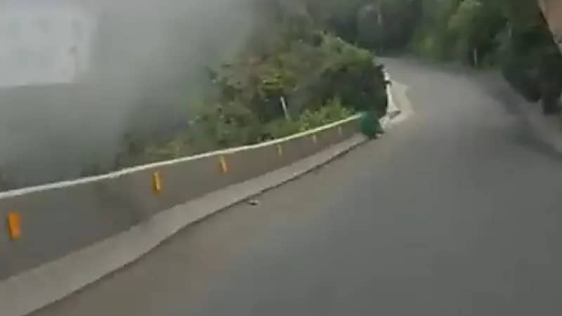 فتاة توثق طريقها إلى الدوام وسط مرورها بالطبيعة الخلابة بـ فيفاء .. فيديو