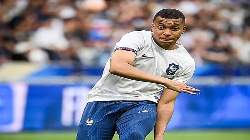 سبب ارتداء لاعبي منتخب فرنسا ملابس السيدات قبل مواجهة اليونان .. صور