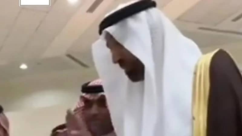 حرفية من ذوي الإعاقة تروي تفاصيل بيع كل منتجاتها لوزير الموارد البشرية.. فيديو