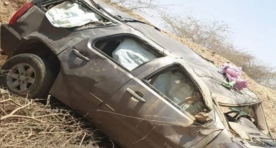 انقلاب مركبة مرافقة لأمير عسير وإصابة طاقمها