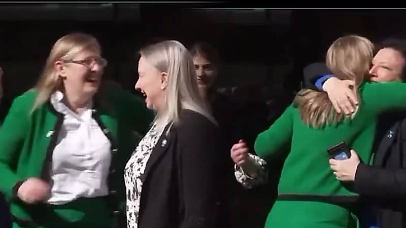 بريطانيا توجه ضربة قوية للمتحولين جنسياً بعد دعمها لتعريف المرأة البيولوجي.. فيديو