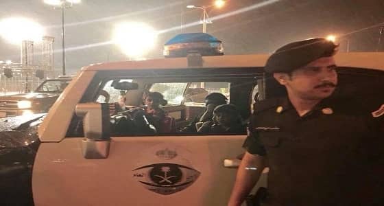 بالصورة..رجل أمن يحمى امرأة وأطفالها من الأمطار ويعرض نفسه للخطر بجازان