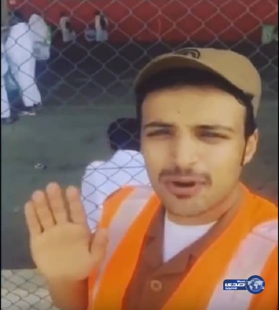 بالفيديو ..رجلي أمن بالمشاعر يقصفان إيران بقصيدة: اللي يبي الحج فوضى .. نذراً لنقلب حرامه أكفان