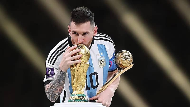 بالصور.. زراعة حقل من الذرة على شكل وجه ميسي