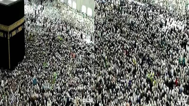 كثافة عالية من الزوار والمعتمرين بالمسجد الحرام في أول أيام رمضان.. فيديو