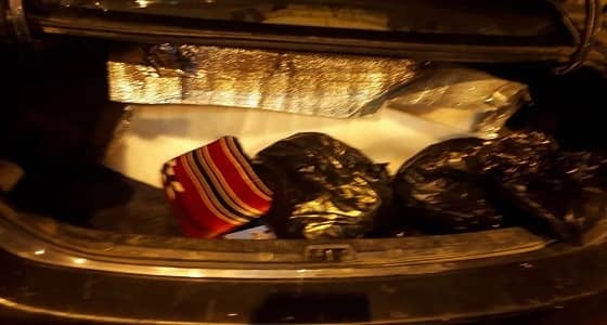 بالصور.. ضبط مواطن استغل أسرته لتهريب 80 حزمة قات مخدر بعسير