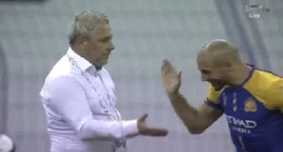 بالفيديو.. لقطة طريفة بين مدرب الشباب و " أمرابط "