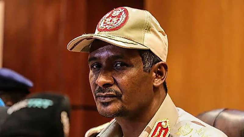 بالفيديو.. حميدتي يتجول في سيارة عسكرية لأول مرة منذ اندلاع اشتباكات السودان