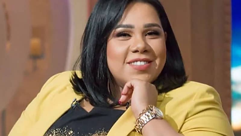 شيماء سيف تروّج لمسرحية «جامعة المشاغبين» في الرياض