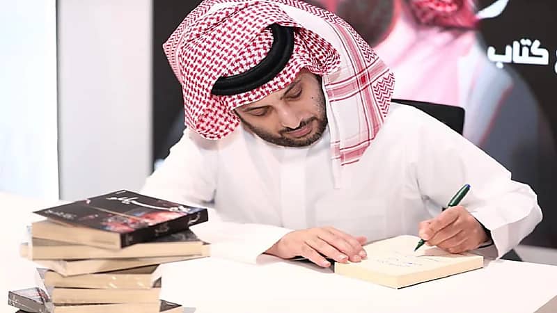 صور.. لحظة توقيع تركي آل الشيخ لروايته الأولى