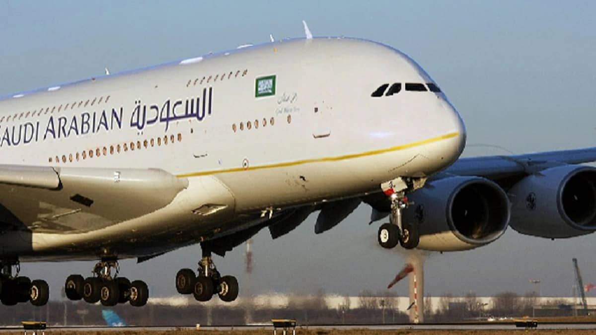 وصول طائرة إلى الرياض تحمل 207 مواطناً قادمة من واشنطن