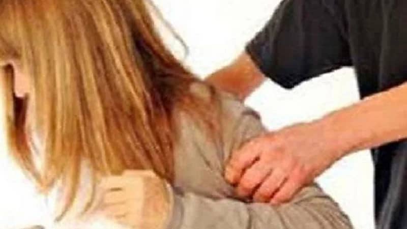 حبس موظف فاجأ زميلته بـ "حضن" من الخلف