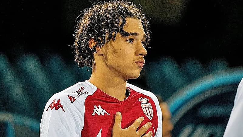 نيوكاسل يكثف جهوده لضم موهبة جزائرية في الدوري الفرنسي