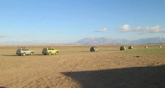 بالصور.. فرق الدفاع المدني تستمر بالبحث عن الطفلة المفقودة بوادي ثماء