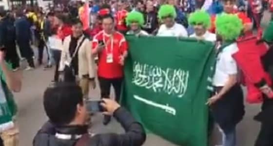 بالفيديو.. أجواء حماسية خارج ملعب مباراة افتتاح المونديال