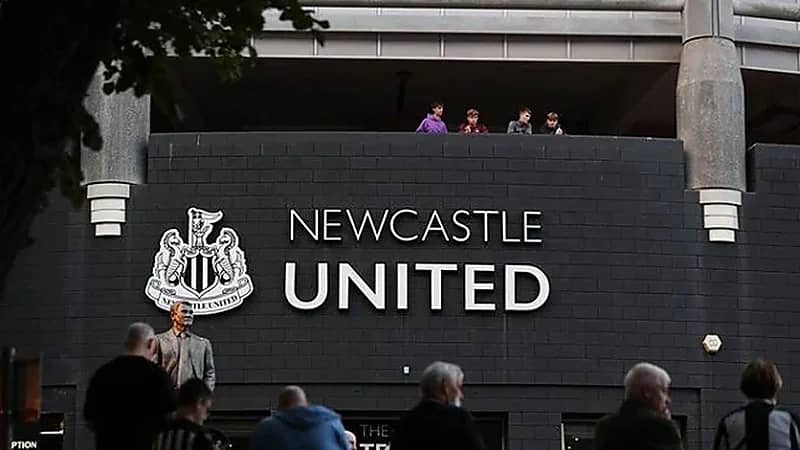 سبب إقالة مدرب "نيوكاسل" ستيف بروس من منصبه