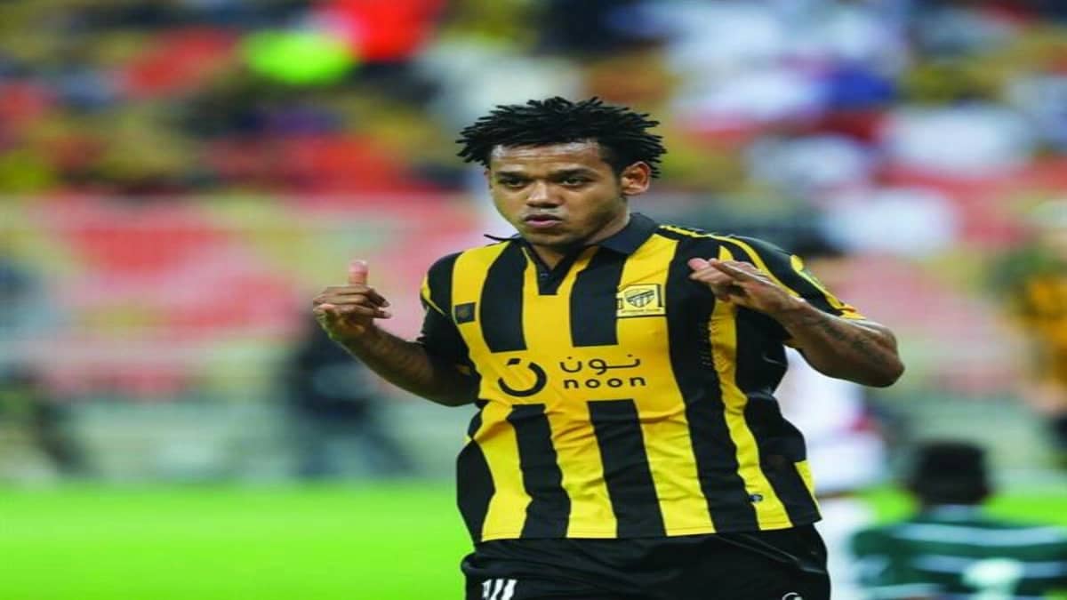 جستنيه يوضح حقيقة تفاوض الهلال مع رومارينيو 